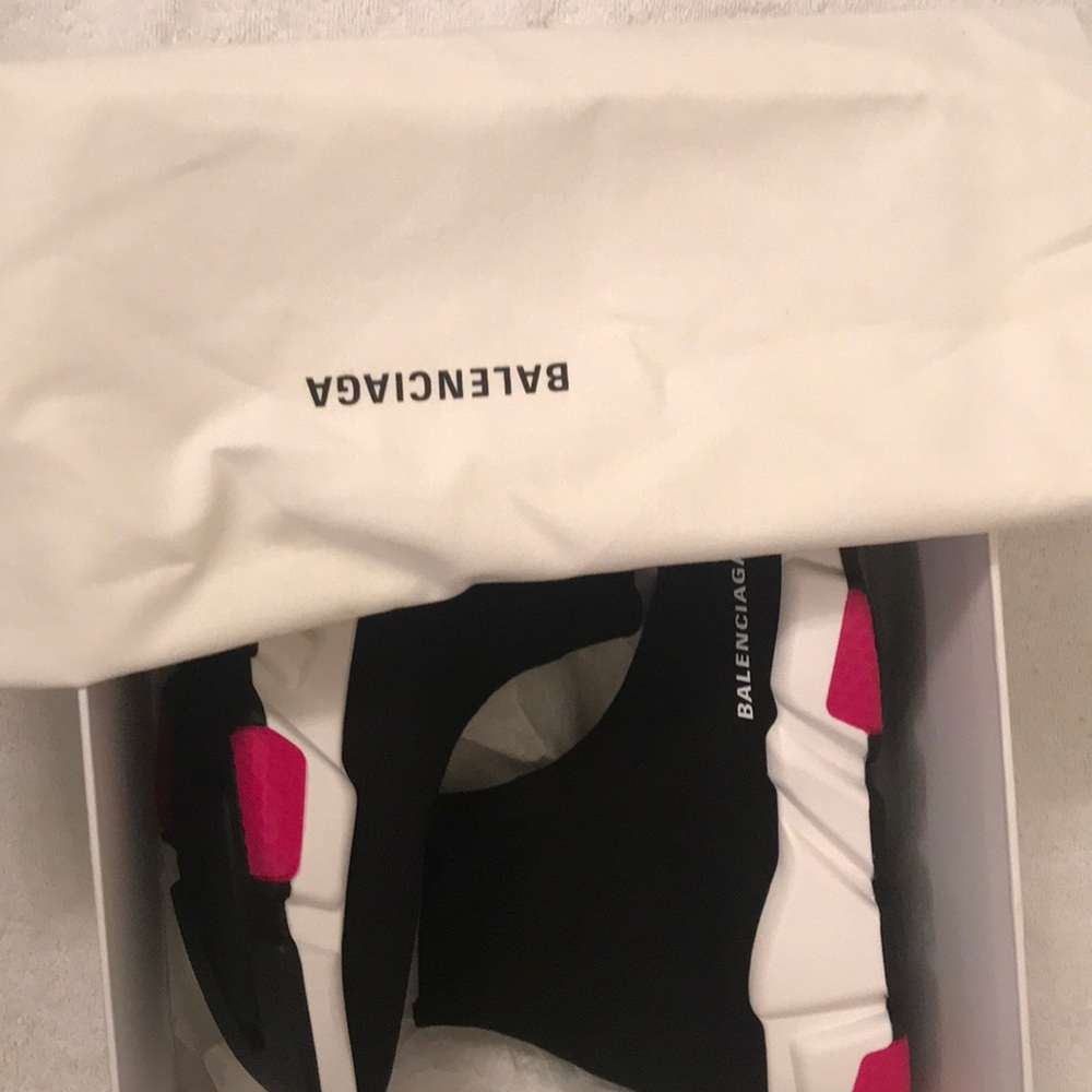 Balenciaga black and pink in color hard to findπ₯ - Picture 4 of 8